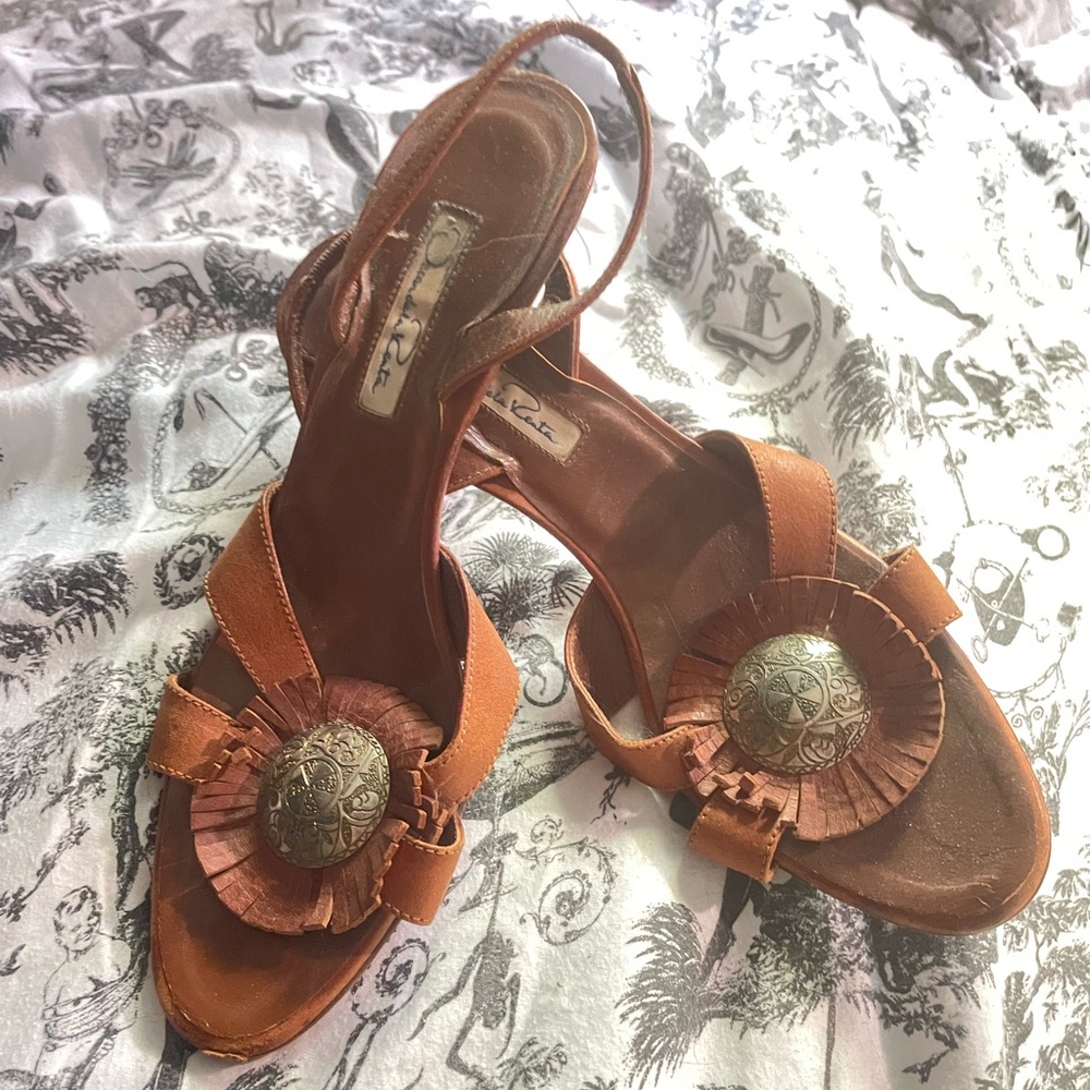 Oscar de la Renta Brown Sandals with Floral Embellishment